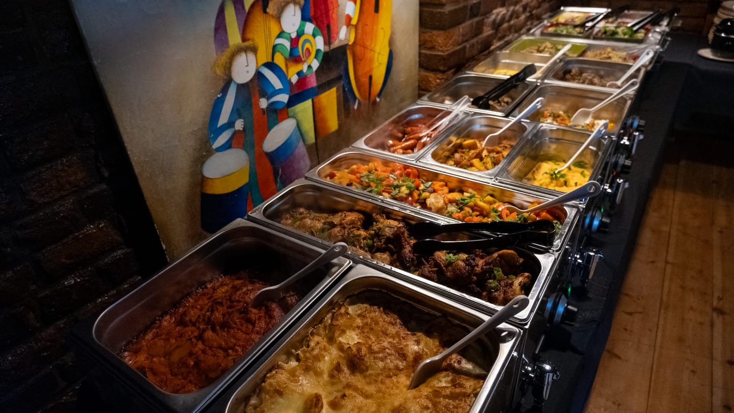 Fredagsbuffet hos Pavarotti i Drammen — varme retter i buffeten