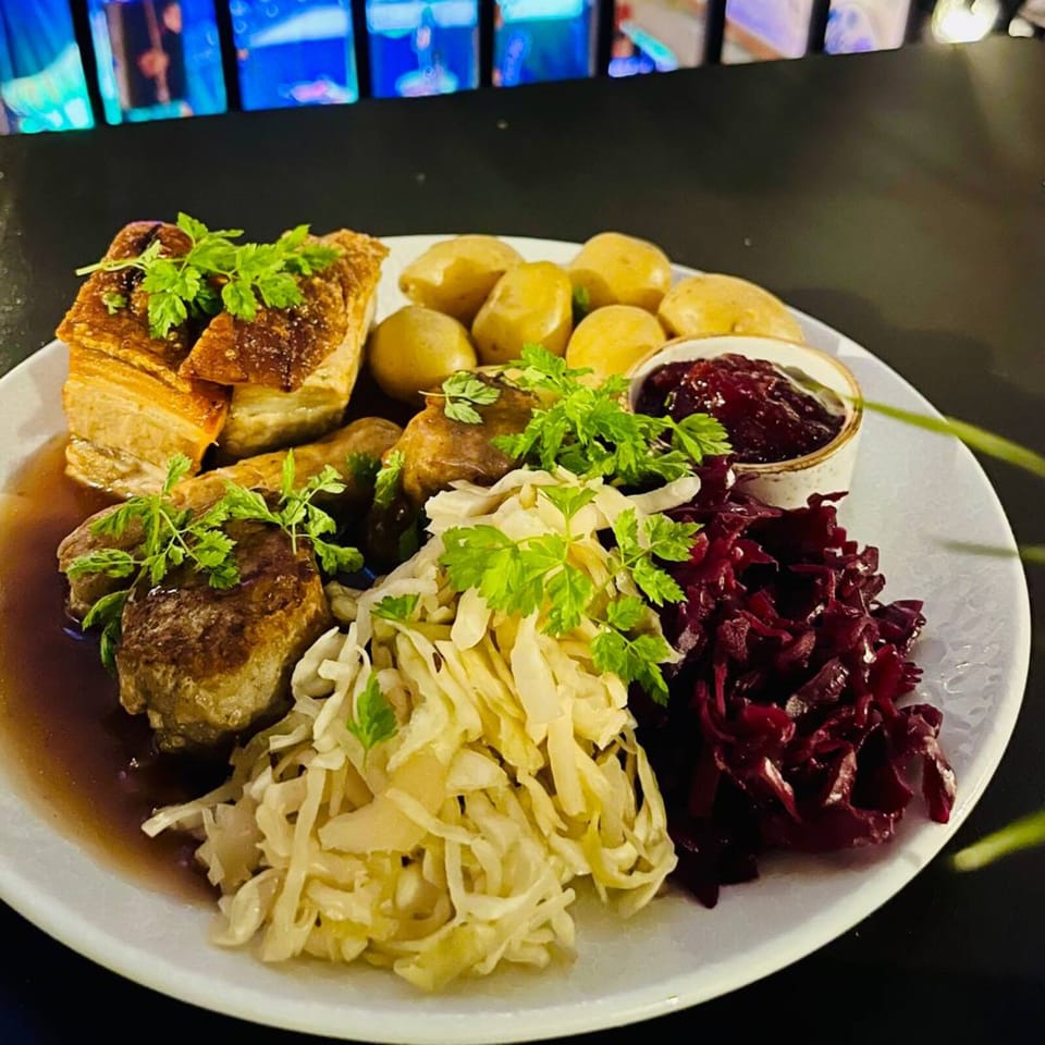Julebord hos Pavarotti i Drammen — tallerken med ribbe, kokte poteter, surkål, rødkål og tyttebær