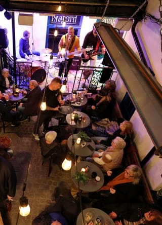Konsert i bakgården på Pavarotti i Drammen