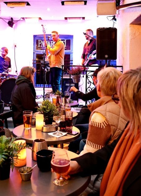 Gjester på balkongen under en konsert i bakgården