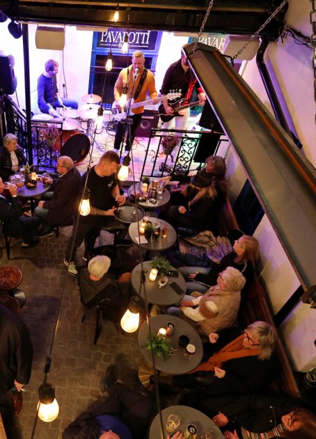 Pavarotti pub